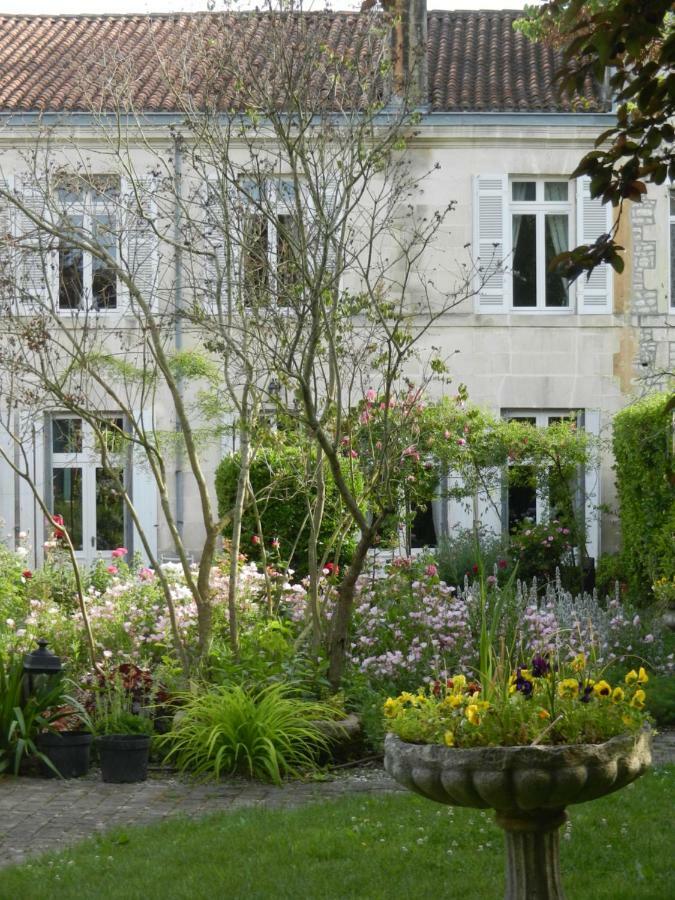 La Maison De L'Ambassadeur Saint-Jean-dʼAngély Buitenkant foto